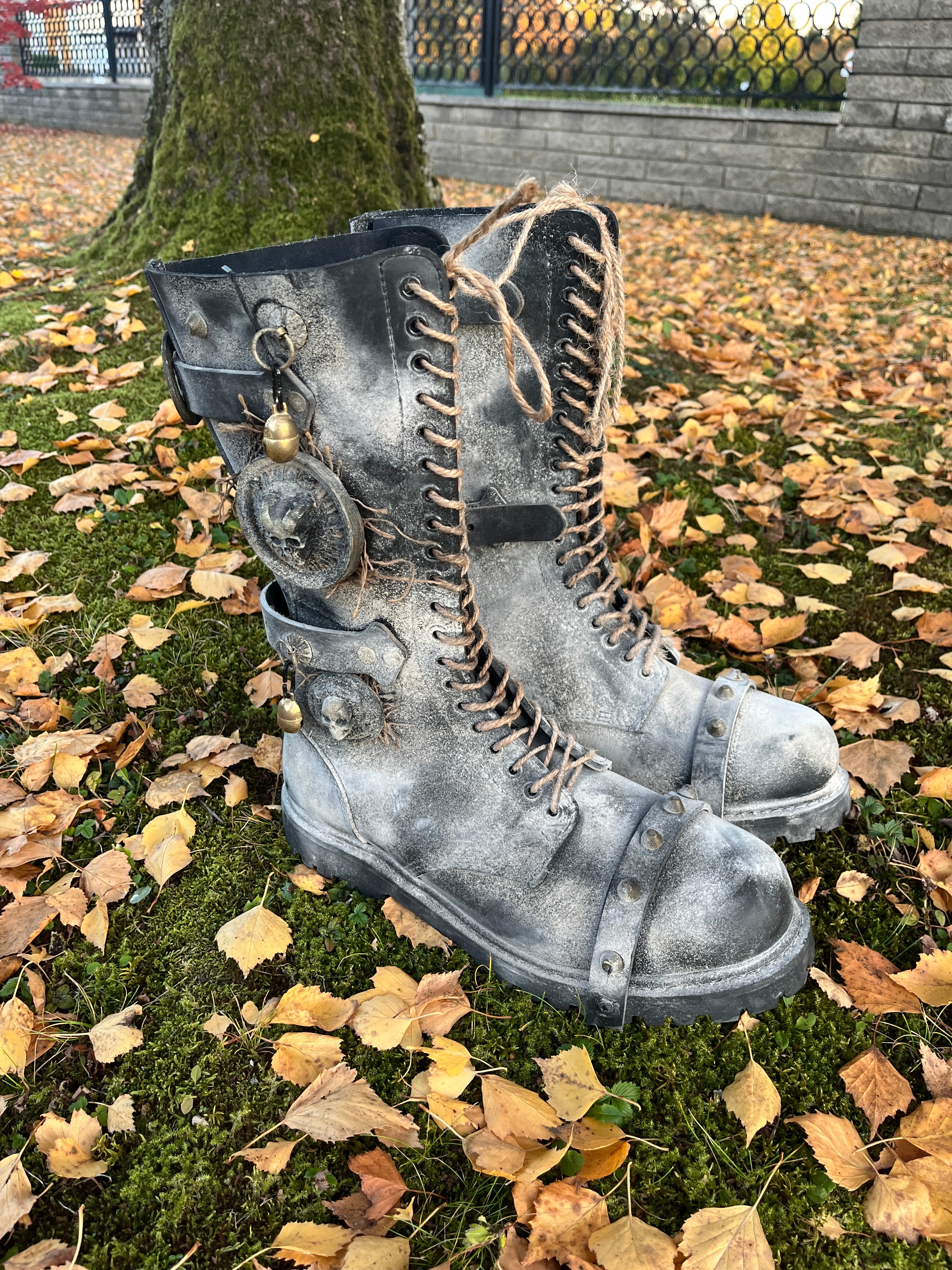 Krampusstiefel 20 Loch Grau Antik